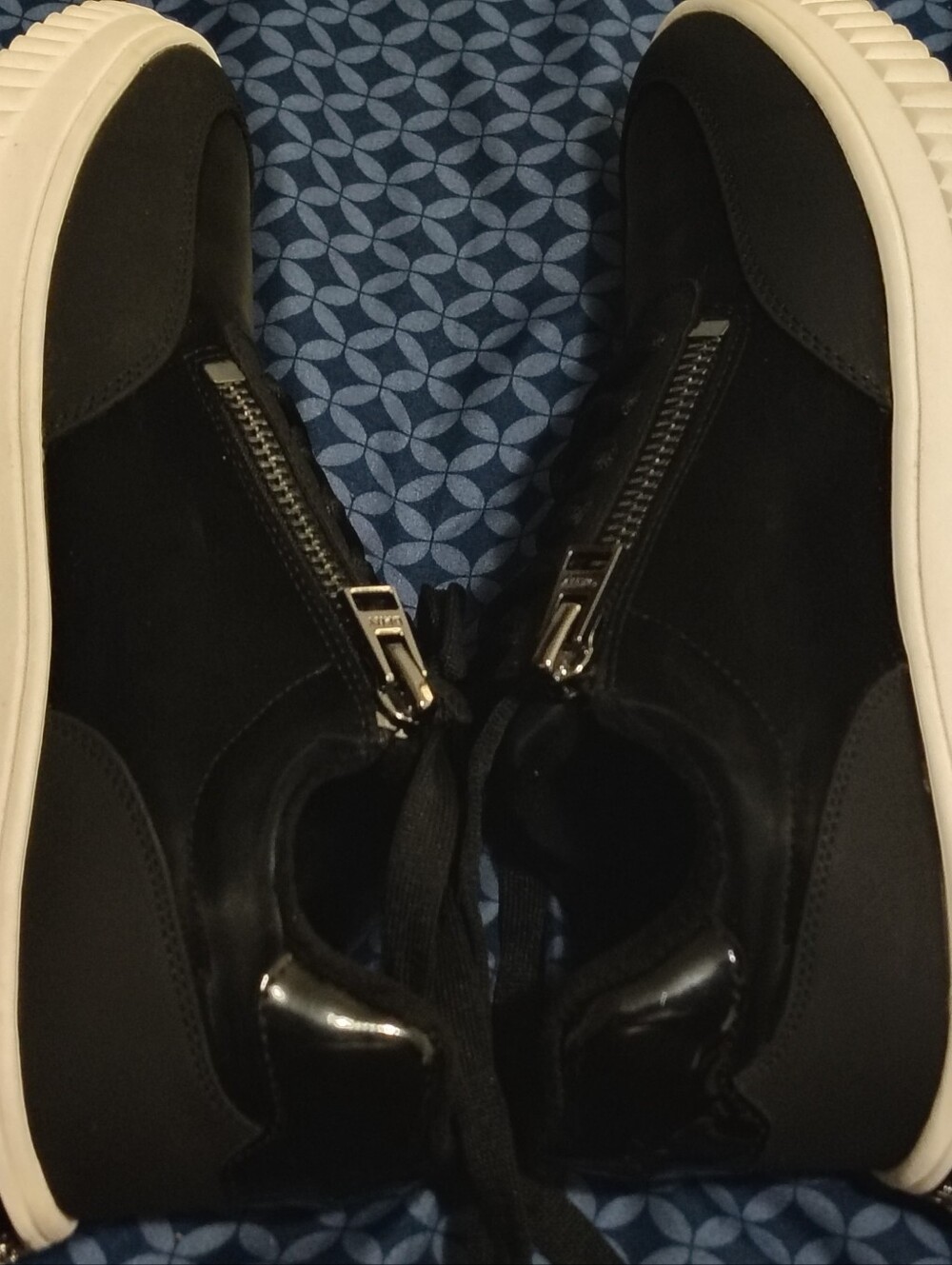 DKNY women's Laurence zip sneakers in black and white Size 10Medium. - Picture 3 of 9